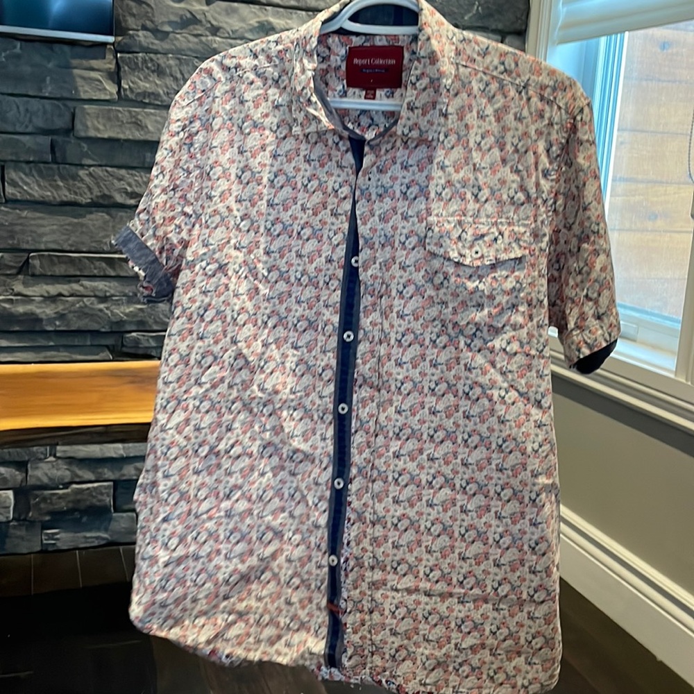 Short sleeve shirt with flower